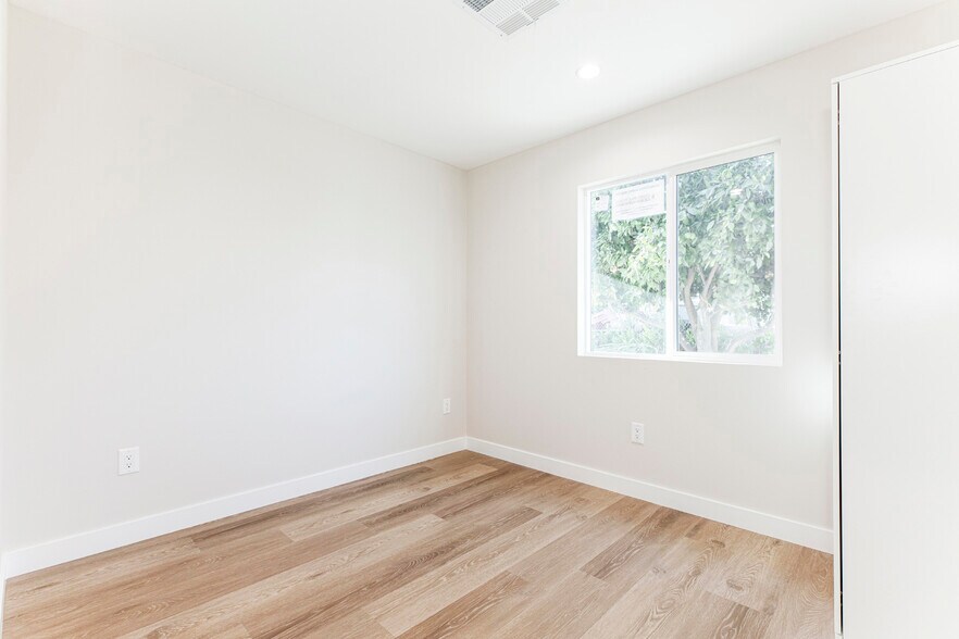 Building Photo - 8881 Morehart Ave