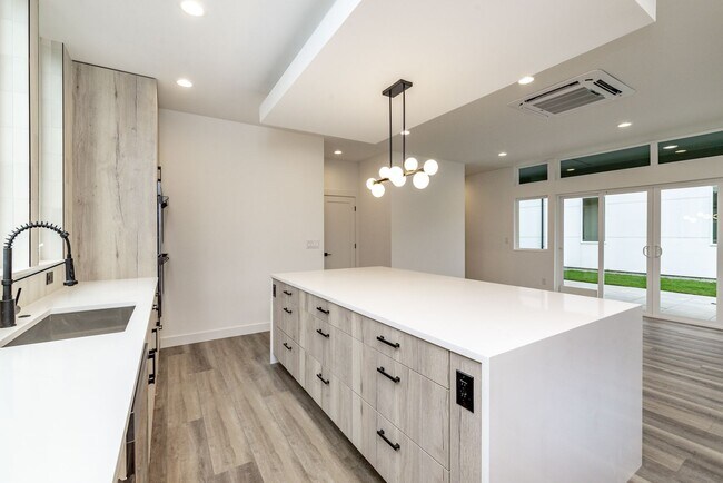Building Photo - Edgewood Stunner