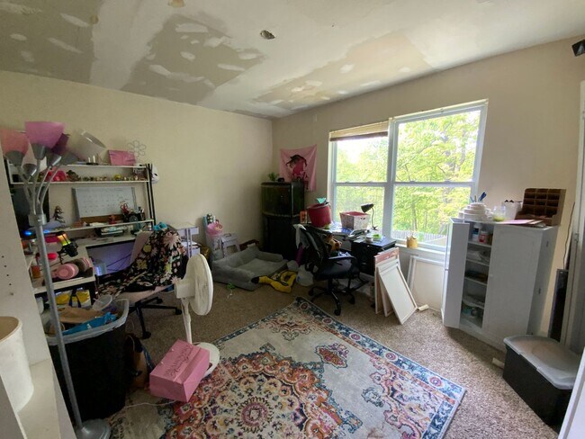 Building Photo - 3 Bedroom/2 Bathroom duplex