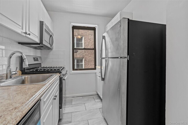 Building Photo - 140 E Hartsdale Ave