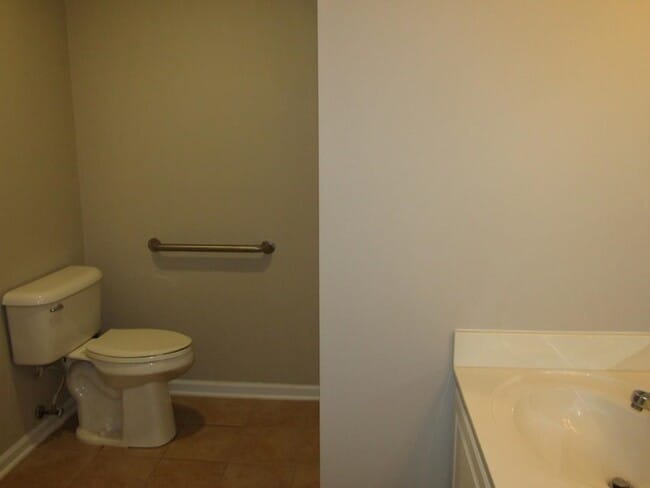 Building Photo - 2208 Seaford Dr