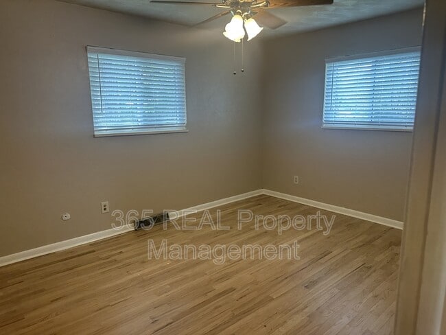 Building Photo - 301 Olive Ln