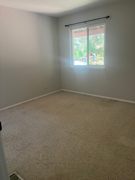 Building Photo - 42854 Parkwood St
