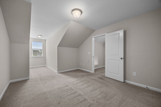 Building Photo - Gorgeous and Spacious 3 Bedroom Townhome, ...