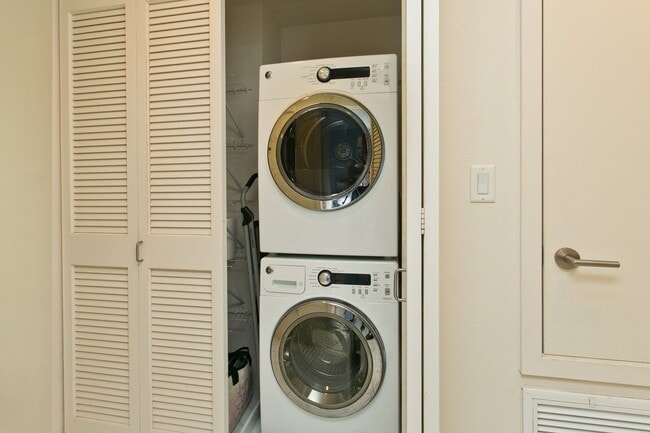 Building Photo - Available October 15th, One Bedroom One Ba...