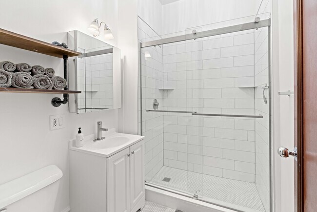 Building Photo - 1400 W Chestnut St