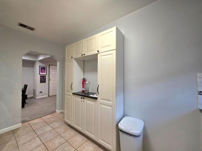 Building Photo - 2700 Dartmouth Rd