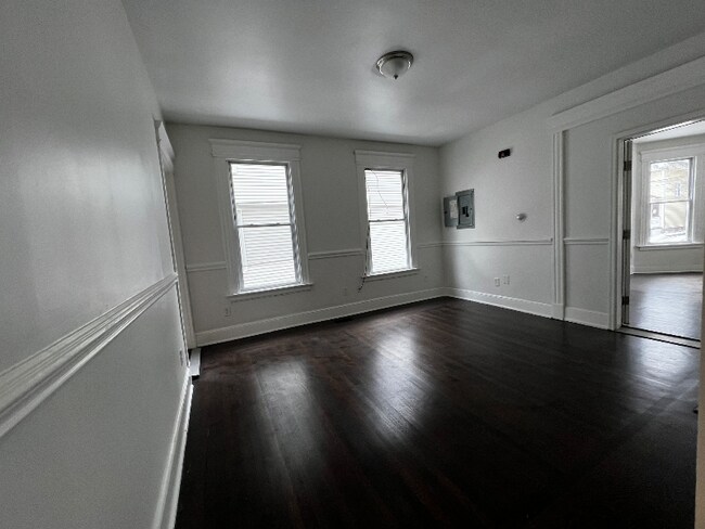Building Photo - 879 Elm St