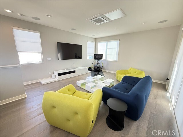 Building Photo - 101 Interval