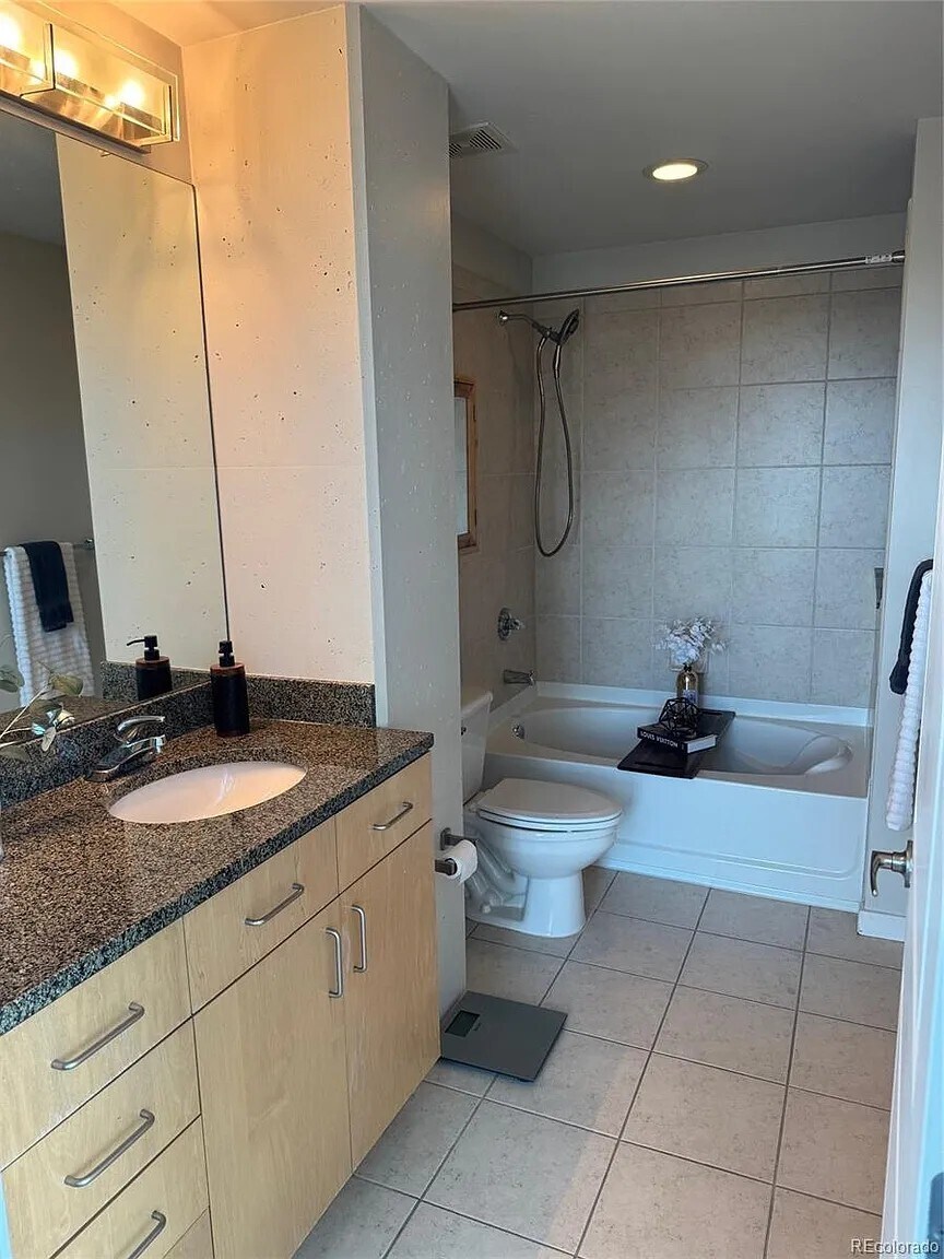 Master bathroom - 1700 Bassett St
