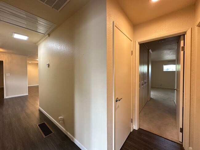 Building Photo - Upgraded Three Bedroom Duplex!