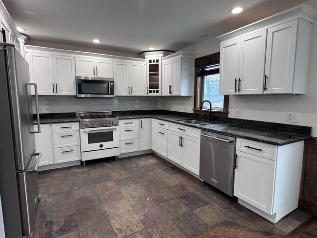 Building Photo - 754 Spring Rd