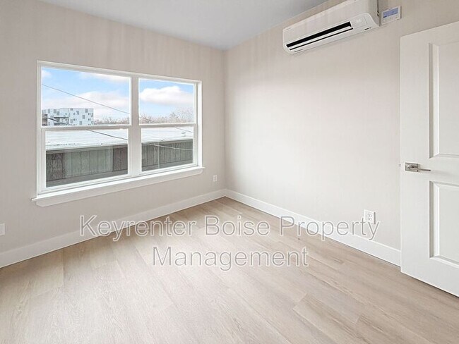 Building Photo - 4337 Greentrail Ln