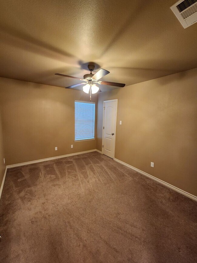 Building Photo - Beautiful 3 bed/2 bath Duplex off of Bunny...