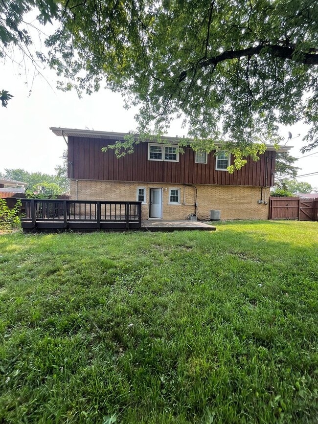 Building Photo - 4 Bedroom House Now Available in Tinley Pa...