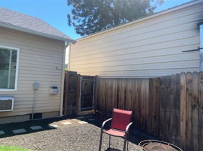 Building Photo - 61097 Larkspur Loop