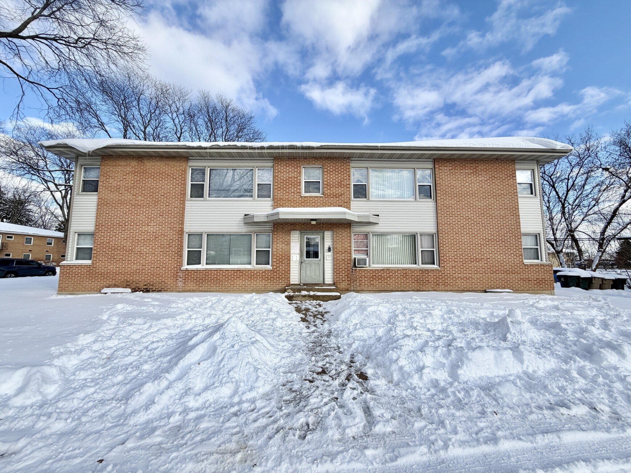 Building Photo - 2109 Lake Point Dr