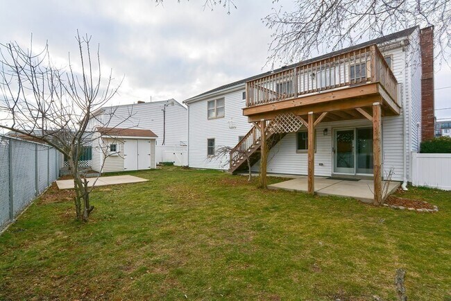 Building Photo - 21 Swan Ave