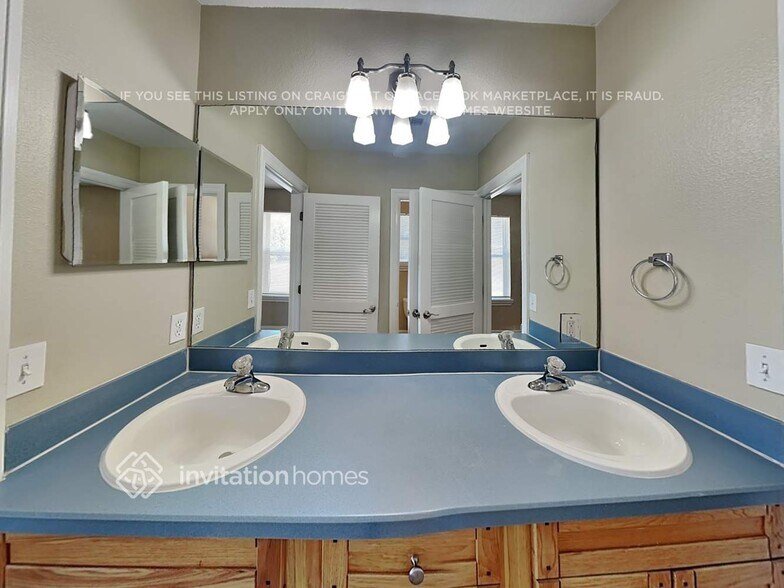 Building Photo - 10613 Lakeshore Dr