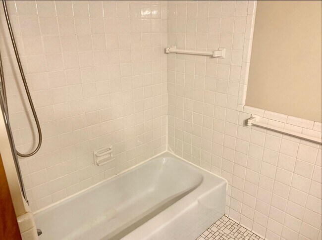 Building Photo - Charming 2-Bedroom Apartment with Balcony ...