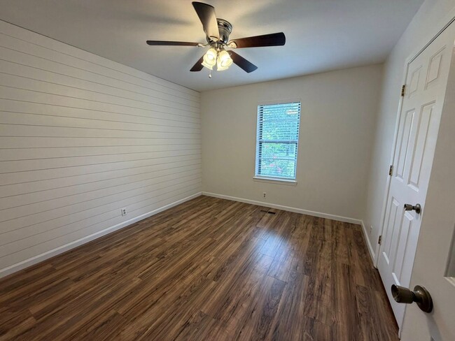 Building Photo - 3BR Rental in Quiet Fort Oglethorpe Neighborhood – Minutes from Battlefield Parkway & Chickamauga...