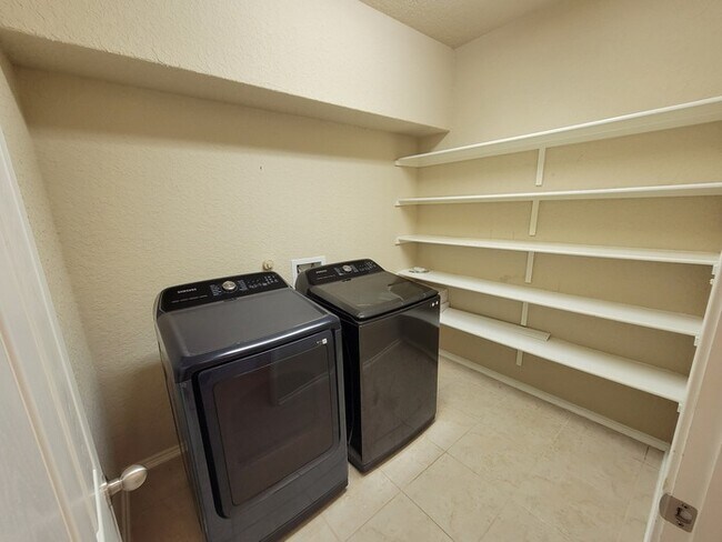 Building Photo - Charming 4 beds 2 baths in San Antonio!