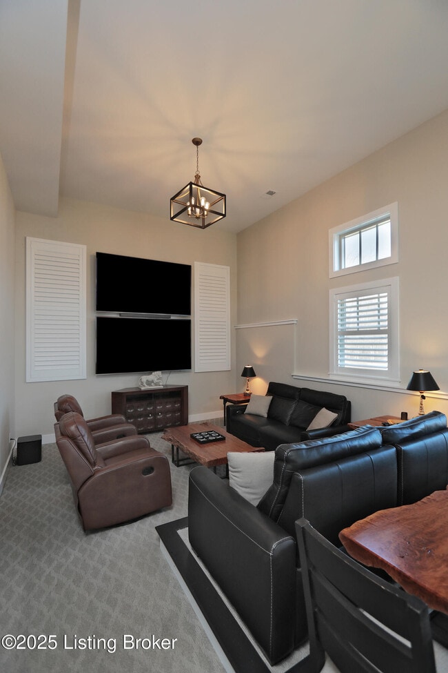 Building Photo - 14000 Glendower Dr
