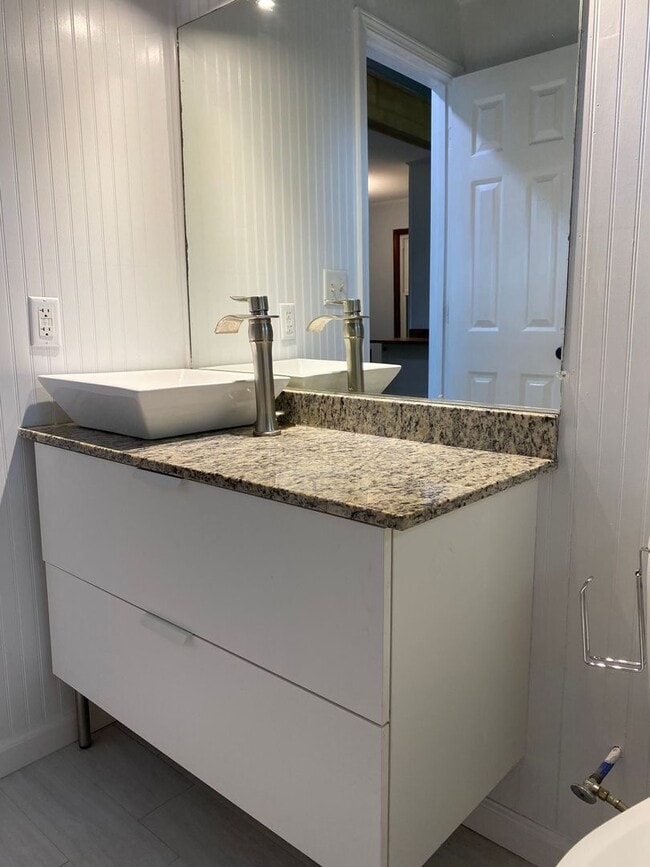 Building Photo - Charming updated 2 Bedroom, 2 full bath ho...