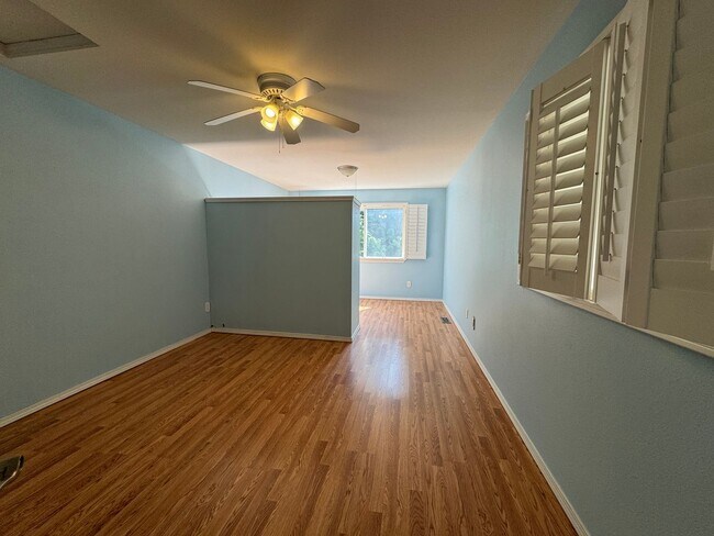 Building Photo - Beautiful 3 bedroom, 2.5 bathroom home in ...
