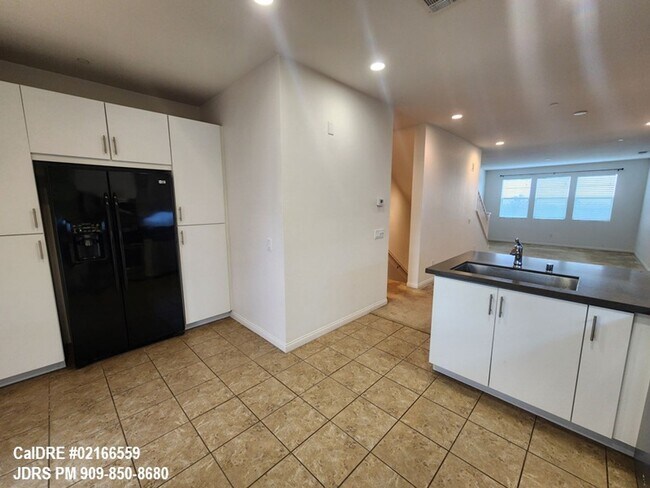 Building Photo - Azusa 2 bedroom Townhome