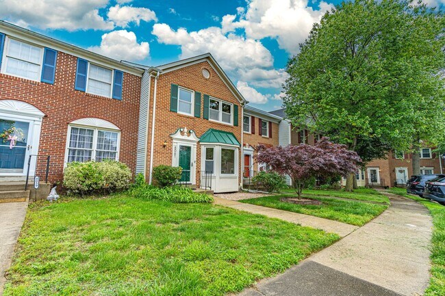 Building Photo - Fantastic townhome in Alexandria