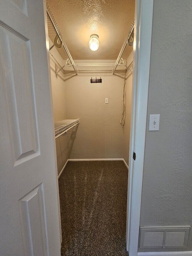 Building Photo - Virginia Village Home New Paint, Carpet, Blinds Backs up to Cherry Creek Trail