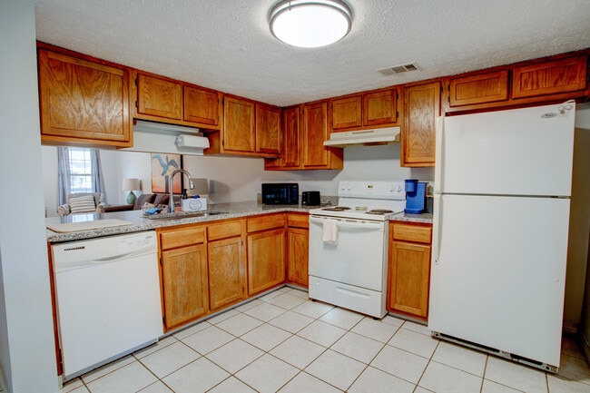 Building Photo - 2400 Suwanee Ln
