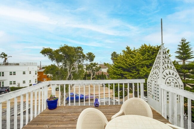 Building Photo - Price drop! Cozy Home Between Mission Beach and Mission Bay with Parking and Rooftop Deck!
