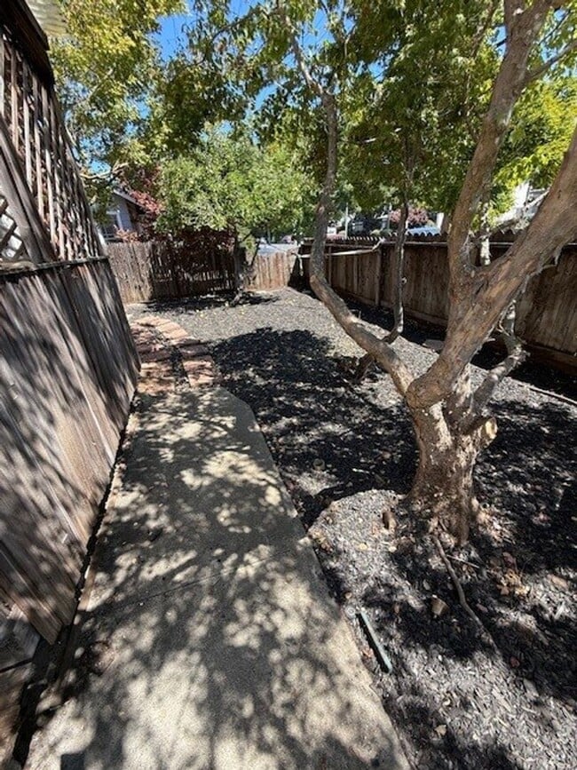 Building Photo - Burlingame Charming One-Bedroom Home