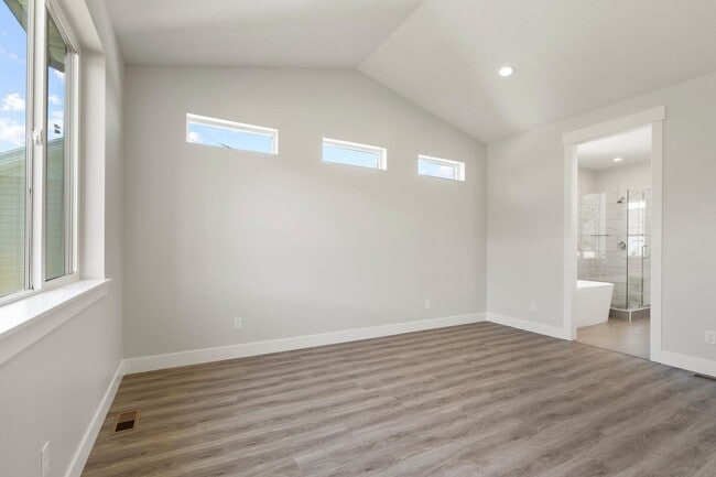 Building Photo - Cozy, Bright, and Spacious Home Nestled in Midway