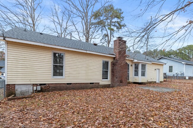 Building Photo - Cute little yellow home