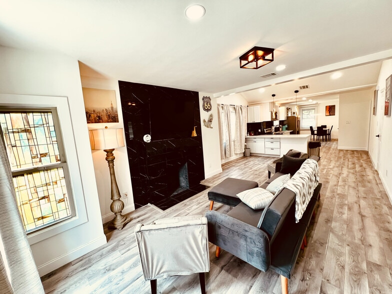 Building Photo - Room in House on W Brooklyn Ave