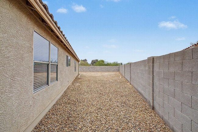 Building Photo - 33856 N Cherry Creek Rd
