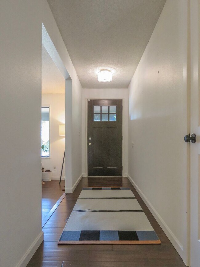 Building Photo - 4 Bedroom Tualatin Home Available - Inquir...