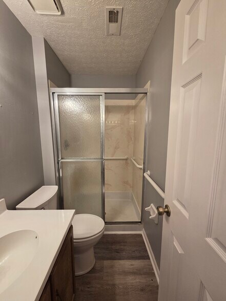 Primary bathroom has seperate vanity - 829 Applewood Ln