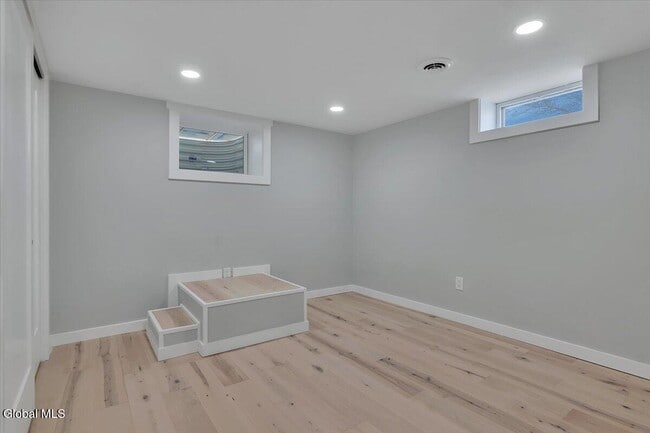 Building Photo - 257 W Circular St