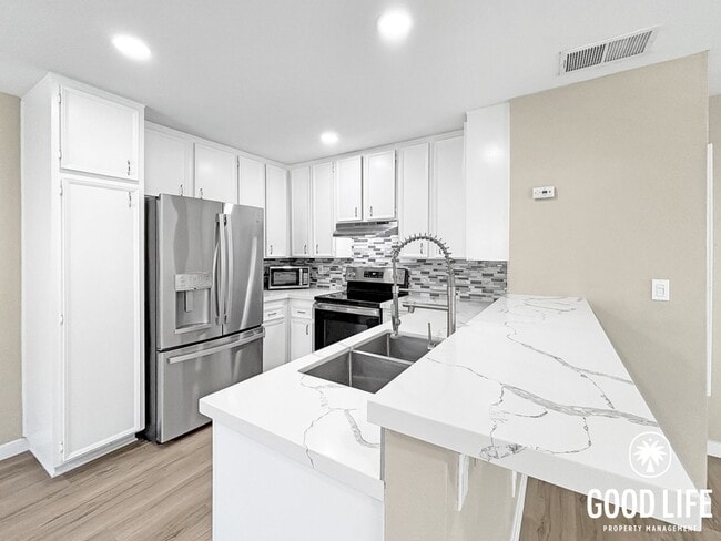 Building Photo - Stunning 3BD/2BA 2nd Floor Condo in Chula Vista W/ A/C, W/D, 2 Balconies, Community Pool & Spa!