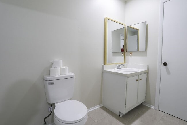 Building Photo - 5005 Ledgewood Way