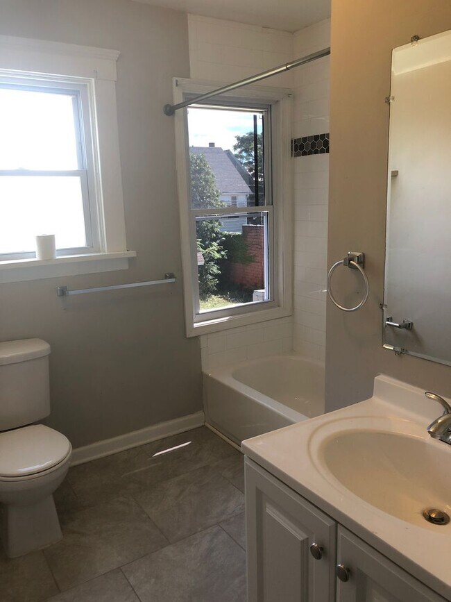 Building Photo - Single Family Home 3 beds 2 bath Available Now!