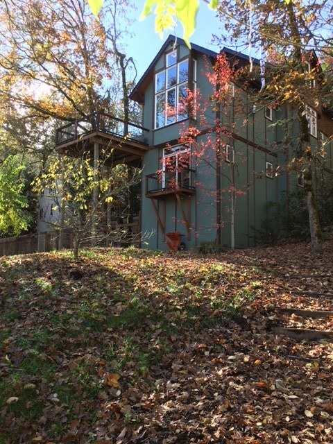 Building Photo - One of a kind South Eugene home