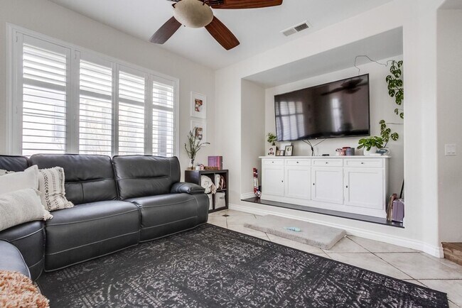 Building Photo - Spacious 3 Bed / 3 Bath Townhome with 2-Car Garage in Gated San Marcos Community