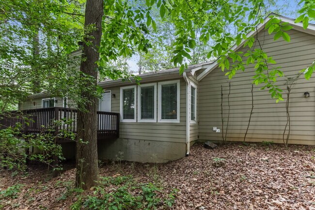 Building Photo - 520 Gregory Manor Dr SW