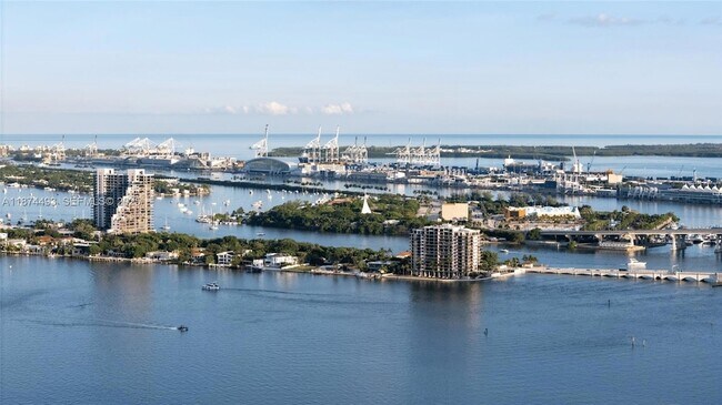 Building Photo - 700 NE 24th St