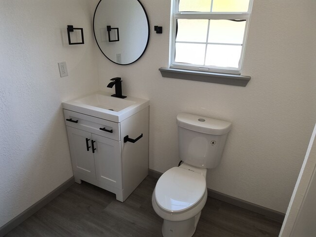 Building Photo - Newly Remodeled 2 Bedroom 1 1/2 Bath Home